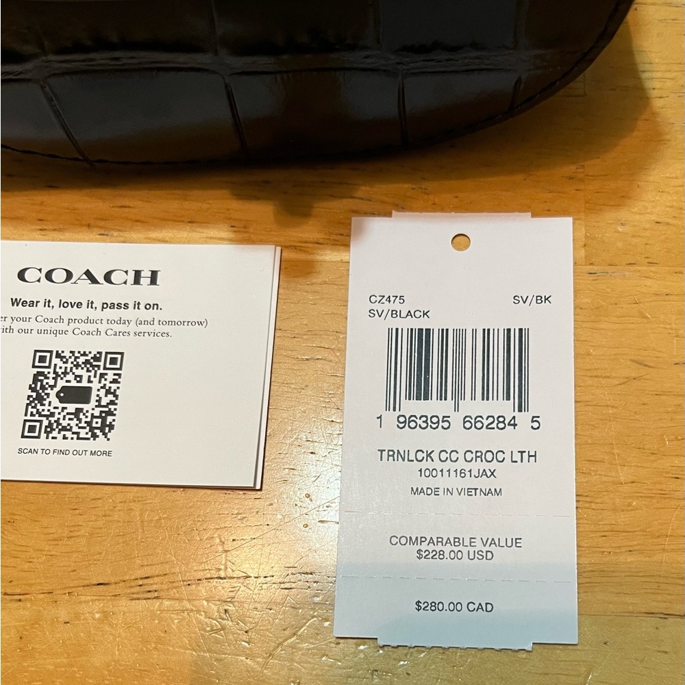 Coach Turnlock card case New with tags - Picture 8 of 9